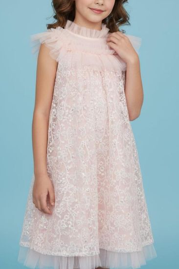 صورة فستان لحمي بالتل على الاكتاف والنهايات